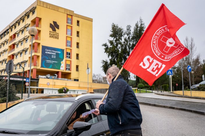Enfermeiros do Centro Hospitalar de Leiria participam na ação de denúncia pública «contra as dificuldades para a gestão e organização da prestação de cuidados, o desequilíbrio da distribuição e de duração das jornadas de trabalho diárias», organizada pelo Sindicato dos Enfermeiros Portugueses, em Leiria, a 9 de Fevereiro de 2021 