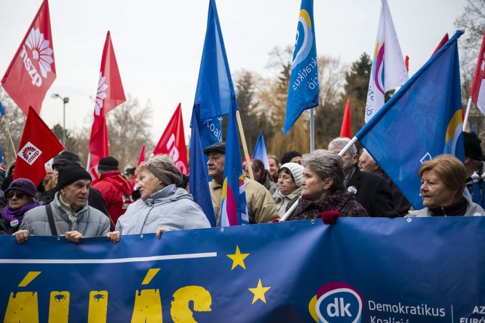 Manifestantes protestam contra as alterações ao código do trabalho, que chamam «lei da escravidão», na cidade de Tatabanya, nos arredores de Budapeste, Hungria, a 19 de Janeiro de 2019