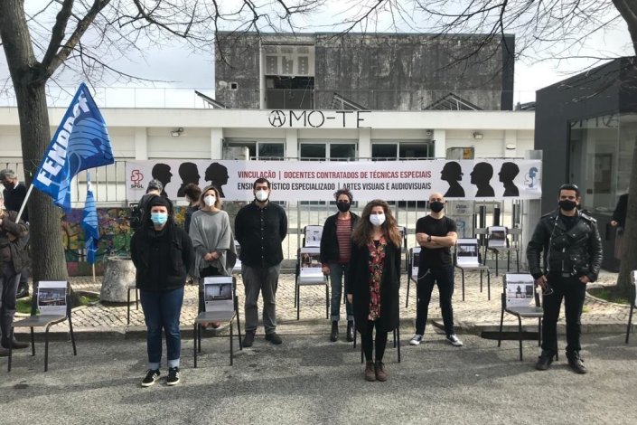 Professores de técnicas especiais do ensino artístico concentraram-se à porta da Escola Artística António Arroio, em Lisboa, a 16 de Fevereiro de 2021, para protestar contra a precariedade que os afecta, sem que a Lei preveja formas para a sua vinculação