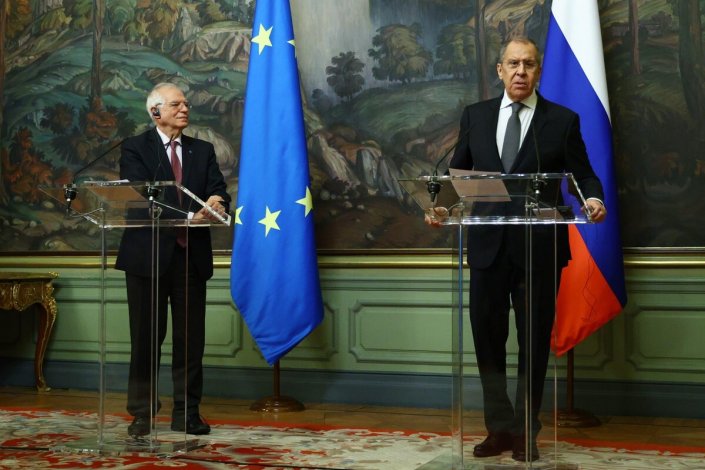 Sergei Lavrov (à direita) e Josep Borrell, Alto Representante da UE para a Política Externa, num encontro recente em Moscovo