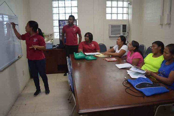 A Alfabetização está a avançar no Panamá com o método cubano de aprendizagem «Sim, eu posso»
