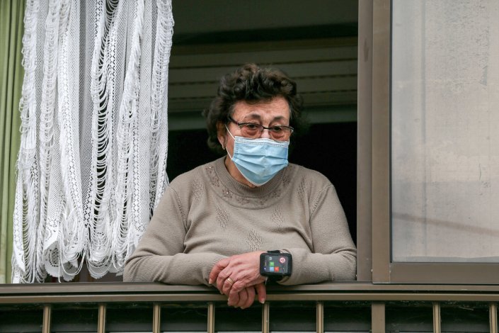 Idosa à janela. Bombarral, 17 de Fevereiro de 2021