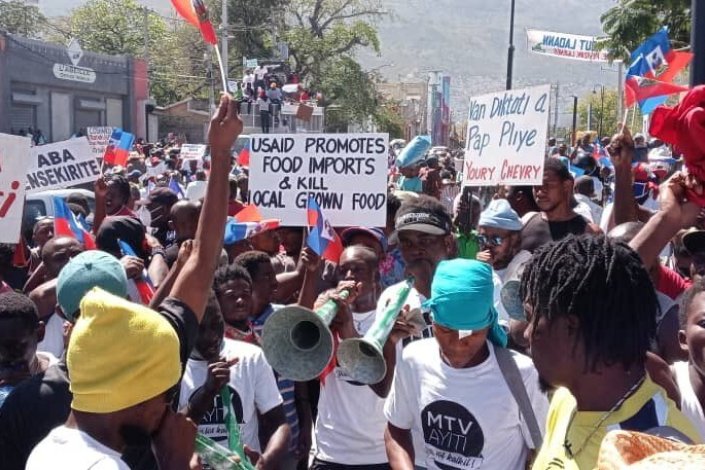 Uma multidão mobilizou-se este domingo no Haiti para exigir a Jovenel Moïse que abandone o poder
