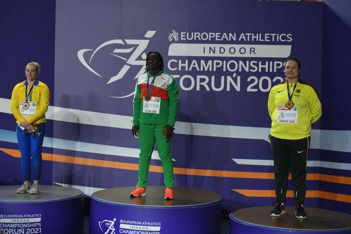 Auriol Dongmo no primeiro lugar do pódio, no dia 5 de Março, na cerimónia de entrega das medalhas da modalidade de lançamento do peso, na 36.ª edição do campeonatos da Europa de atletismo de pista coberta, que se realizam em Toruń, Polónia.