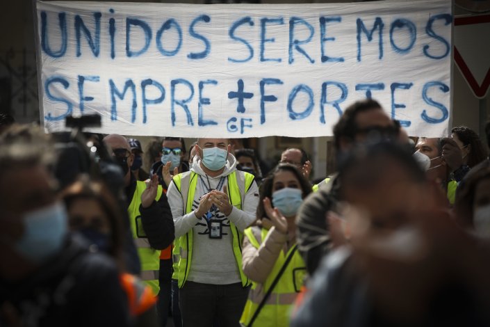 Trabalhadores da Groundforce manifestaram-se em frente à Assembleia da República, em Lisboa, a 8 de Março de 2021, para exigirem o salário em atraso, no mesmo dia em que se soube que o accionista maioritário da empresa tinha as acções penhoradas noutro negócio