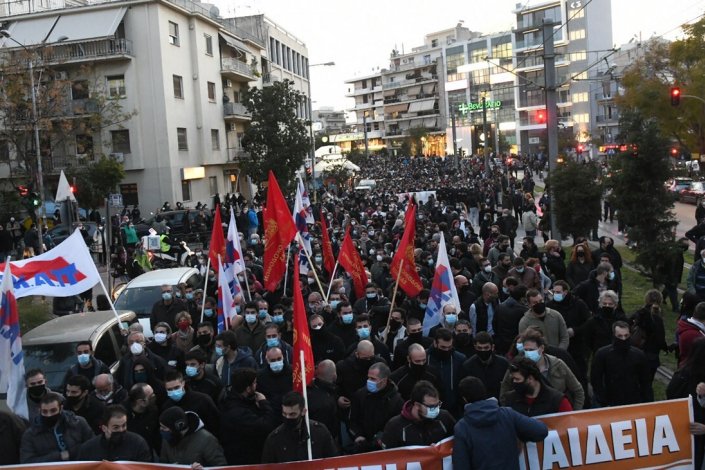 Milhares de pessoas mobilizaram-se no bairro ateniense de Nea Smyrni contra a política de repressão do governo de direita de Mitsotakis na abordagem à pandemia e exigiram medidas de protecção para os trabalhadores