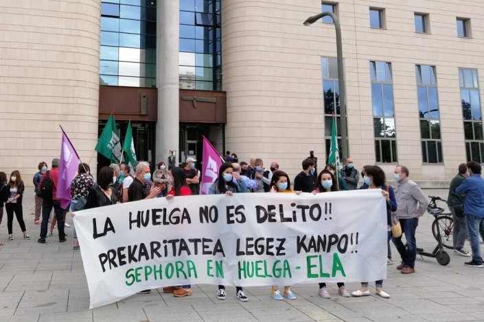 Concentração de apoio às grevistas da Sephora frente ao Palácio da Justiça de Navarra, em Pamplona (Iruñea), em Julho de 2020