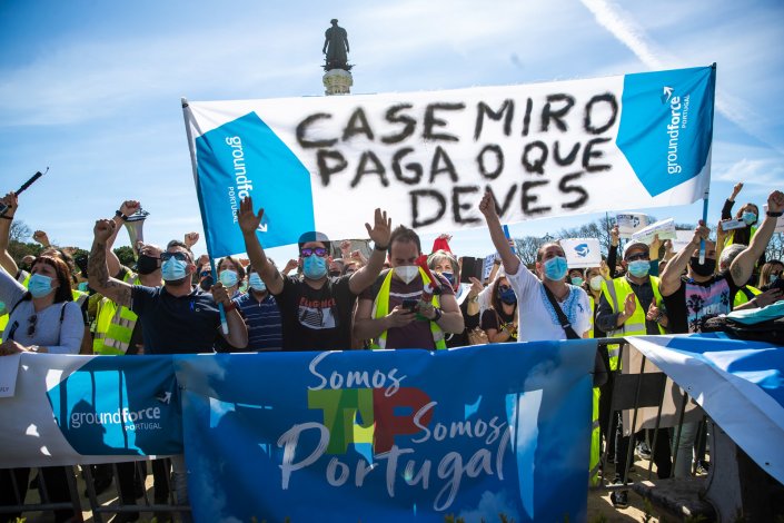 <p>Trabalhadores da SPdH/Groundforce manifestaram-se em frente ao Palácio de Belém, em Lisboa, a 15 de Março de 2021, para exigir o pagamento dos salários em atraso e que o accionista maioritário aceite a proposta de aumento de capital feita pela TAP</p>