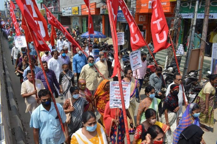 <p>Manifestação no estado de Tripura contra a decisão do governo de Modi de privatizar as empresas públicas</p>
