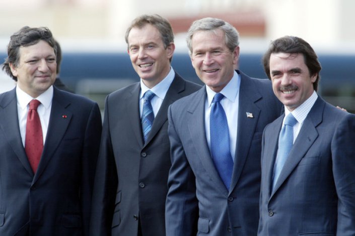 Cumprem-se hoje 18 anos do início da Cimeira das Lajes, que ditou a invasão do Iraque, violando o Direito Internacional e a Carta da Organização das Nações Unidas (ONU). A Guerra do Iraque, na qual Portugal foi envolvido pela mão do governo de Durão Barroso (PSD/CDS-PP), foi orquestrada com base na ficção de que Saddam Hussein dispunha de armas de destruição maciça. Lajes, Ilha Terceira, 16 de Março de 2003