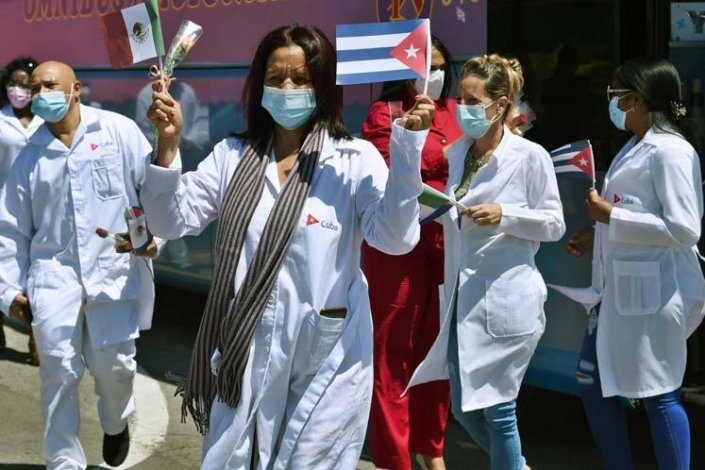 Pessoal da saúde cubano regressa ao país depois de ter estado três meses no México