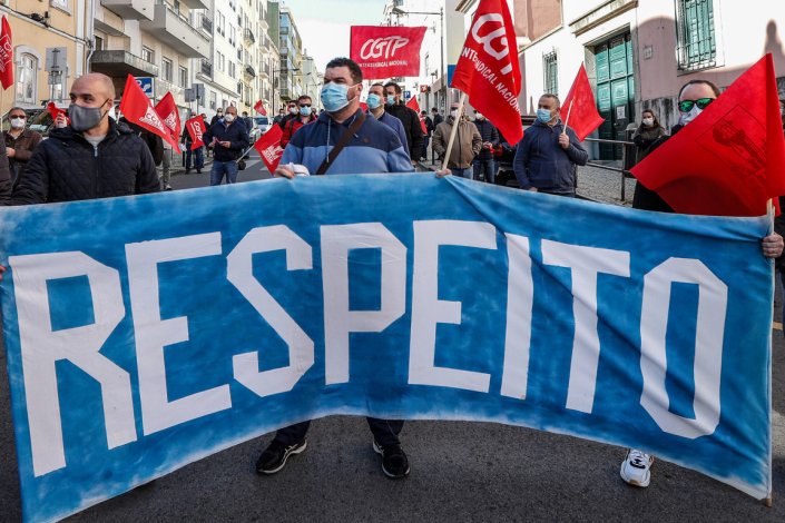 Trabalhadores manifestaram-se contra o encerramento da refinaria da Petrogal em Matosinhos junto ao Palácio de São Bento, em Lisboa, a 18 de Março de 2021, num protesto organizado pela Comissão Sindical Nacional, na empresa, da federação sindical Fiequimetal
