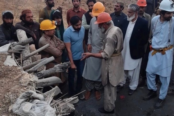 Equipa de resgate e mineiros na exploração mineira de carvão em Torghar, após uma explosão, na província do Baluchistão (Sudoeste do Paquistão), a 16 de Março de 2021