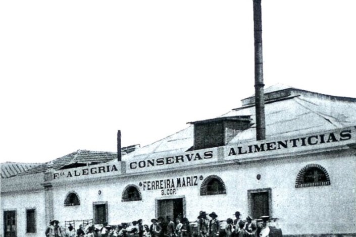 Trabalhadores à frente de fábrica de conservas em Setúbal. Foto de artigo da revista «Ilustração Portuguesa» (1910)