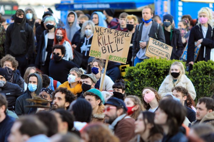 Aspecto de um protesto sentado em Bristol, Reino Unido, a 3 de Abril de 2021, contra o projecto-lei governamental que prevê conferir à polícia e aos tribunais poderes que permitem condicionar protestos pacíficos e retirar aos cidadãos o direito ao protesto