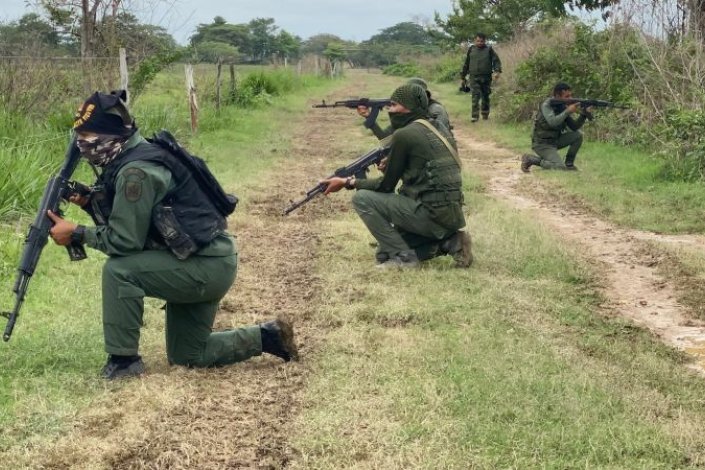 Elementos da Força Armada Nacional Bolivariana (FANB) continuam a fazer frente a grupos armados colombianos no estado fronteiriço de Apure