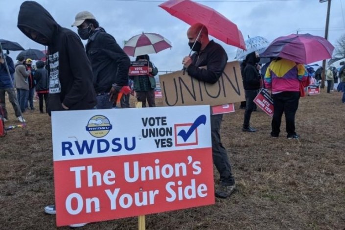 Trabalhadores a favor da sindicalização no armazém da Amazon em Bessemer, no Alabama