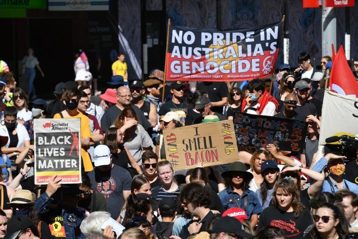 Manifestantes num protesto contras as mortes de indígenas sob custódia policial, no sábado, 10 de Abril de 2021, na cidade de Sydney