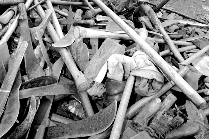 Monte de facas e machados confiscados a milícias hutus, a 16 de Julho de 1994 na cidade fronteiriça de Goma, na República Democrática do Congo