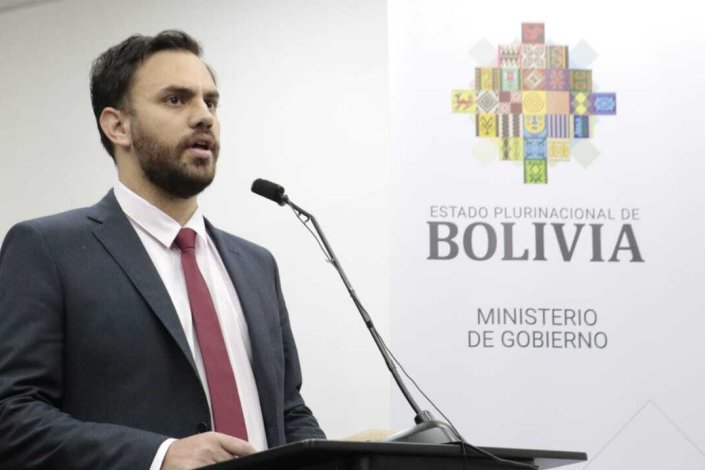 Eduardo Del Castillo, ministro do Interior da Bolívia, durante a conferência de imprensa em que deu a conhecer a detenção, esta quarta-feira, 14 de Abril de 2021