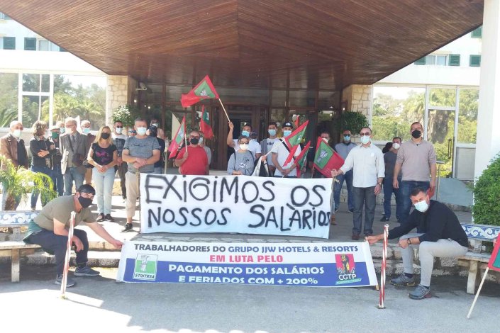 Dezenas de trabalhadores do grupo JJW Hotels & Resorts concentrados em frente ao Hotel Penina, no Alvor, para exigir o pagamento dos salários e subsídios em atraso. Portimão, 17 de Abril de 2021