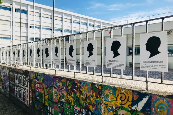 Cerca de 50 cartazes com silhuetas e testemunhos, correspondendo aos docentes de Técnicas Especiais em situação precária, foram foram afixados à entrada da Escola Artística António Arroio, em Lisboa, a 19 de Abril de 2021. Um protesto idêntico decorreu na Escola Artística Soares dos Reis, no Porto