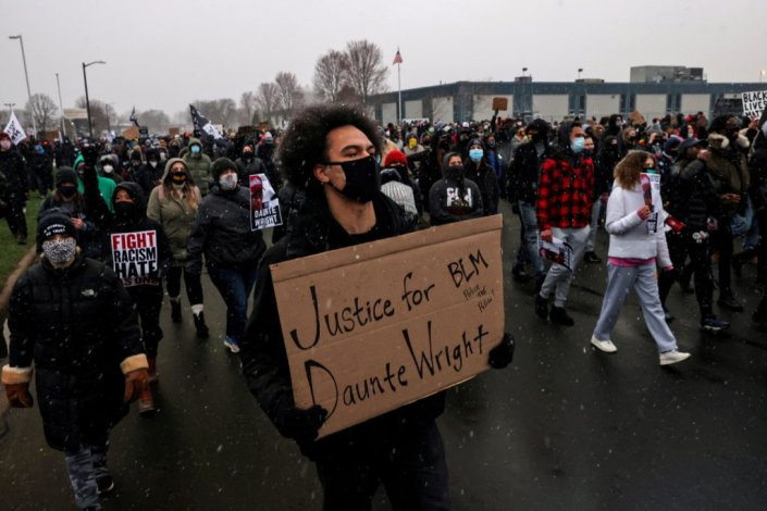 Manifestantes protestam contra a morte de Daunte Wright às mãos das forças policiais, em Minneapolis