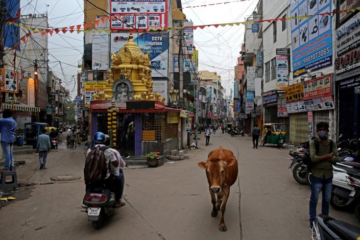 Lojas encerradas na cidade de Bangalore, Karnataka, Índia, a 22 de Abril de 2021, após o governo local ter ordenado o confinamento devido ao surto de novas infecções Covid-19 registados no país, que ascenderam a mais de 300 mil casos por dia