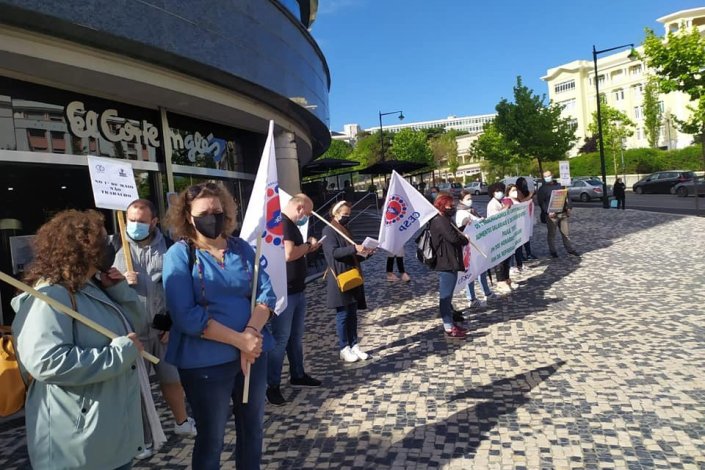 Pela primeira vez desde que abriu lojas em Portugal,o El Corte Inglés decidiu abrir no 1.º de Maio. Os trabalhadores estiveram em piquete de greve nas duas principais lojas da empresa e realizaram uma concentração na loja da Av. António Augusto de Aguiar, em Lisboa, com a presença da secretária-geral da CGTP-IN, Isabel Camarinha. Esta acção junta-se a outros piquetes de greve na grande distribuição dinamizados pelo CESP, a acontecer um pouco por todo o País