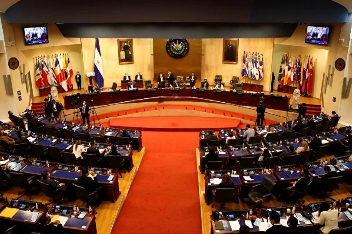 Parlamento salvadorenho, onde o governo de Bukele detém uma maioria de dois terços, é acusado de ataque à democracia e á separação de poderes 