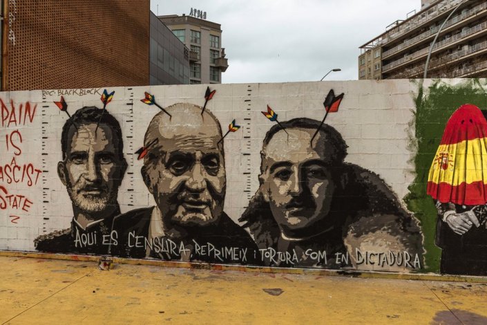 Mural solidário com Pablo Hasél e de denúncia do Regime de 78, o da mal chamada Transição, em Espanha, realizado na cidade de Barcelona (Catalunha) e que foi posterioemente vandalizado