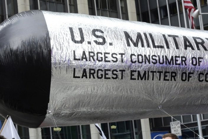 Manifestantes denunciam o enorme e negativo impacto do militarismo norte-americano no ambiente, durante a Marcha do Povo pelo Clima, em Nova Iorque, em 2014