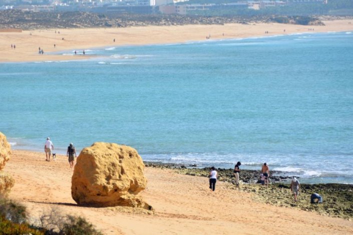 A Baía de Armação de Pêra beneficia do maior recife rochoso costeiro de Portugal