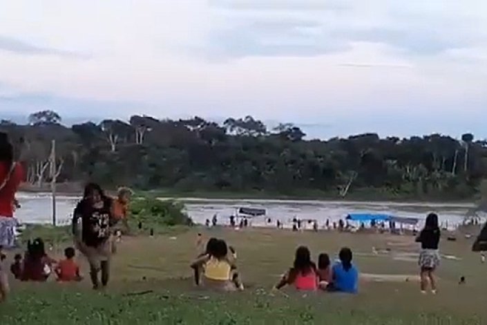 Mães com filhos ao colo e crianças estavam no local em que garimpeiros ilegais chegaram de barco e começaram a disparar, numa reserva em Roraima, na segunda-feira passada