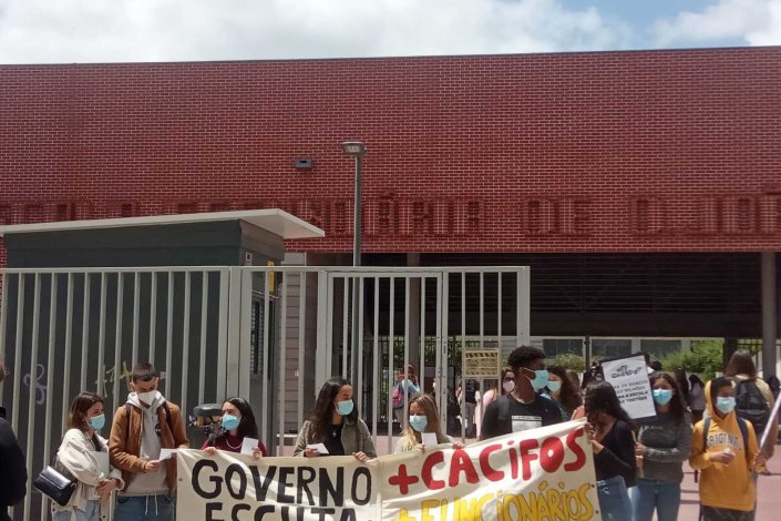 Concentração de estudantes na Escola Secundária D. João II, em Setúbal, a exigir mais financiamento para a Escola Pública