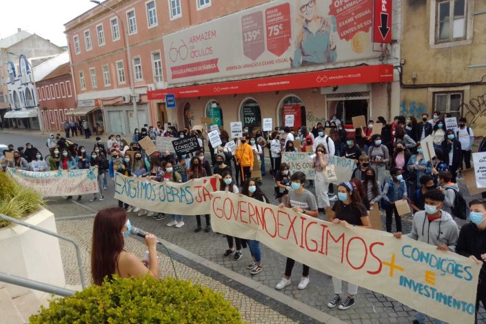 Centenas de estudantes de várias escolas do Barreiro concentram-se em frente à Câmara Municipal, no dia 13 de Maio de 2021, para exigir mais financiamento para a Educação e melhores condições para estudar