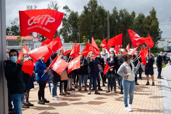 Trabalhadores participam numa concentração à porta da Hutchinson Porto, em Valongo, a 13 de Maio de 2021