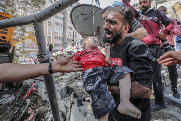 Um palestiniano apanha a filha morta dos escombros de uma casa destruída pelos ataques aéreos israelitas. Segundo dados do Ministério da Saúde da Palestina, a ofensiva de Israel nos últimos dias já matou 174 pessoas, incluindo 47 crianças e 29 mulheres. «O que se passa na Palestina não é um conflito, é uma violenta ocupação, ilegal e atentatória dos direitos humanos e dos direitos nacionais do povo palestiniano», frisam os promotores das acções solidárias que se realizam esta segunda-feira, nas cidades de Lisboa e do Porto. Gaza, 16 de Maio de 2021