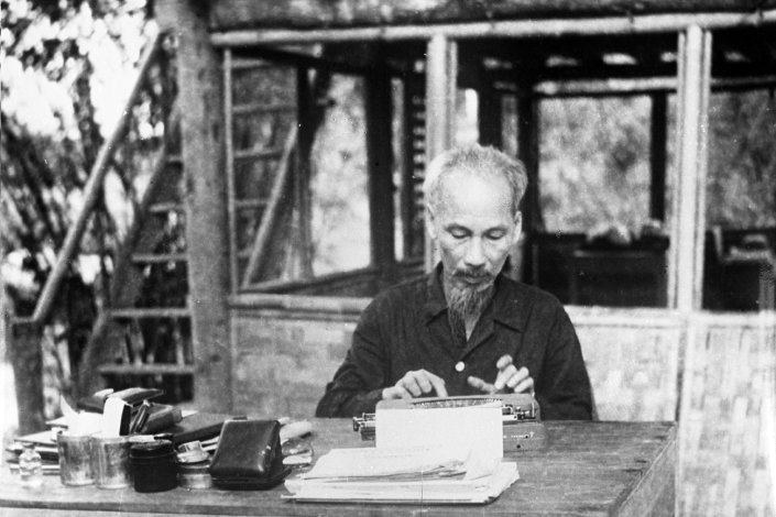 Ho Chi Minh - nasceu a 19 de Maio de 1890 e faleceu a 2 de Setembro de 1969 - dedicou a vida ao Partido, à Revolução, à luta pela emancipação dos povos, pelo progresso e a paz