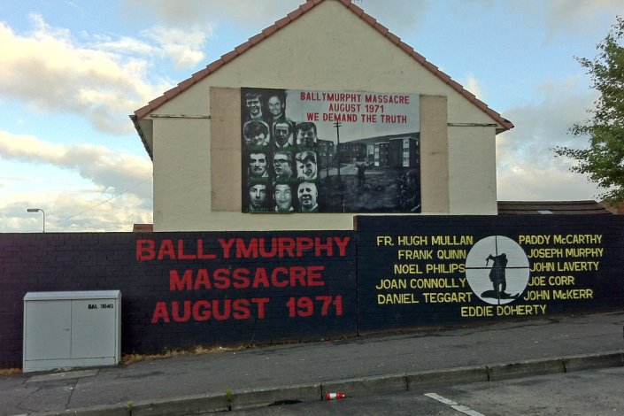 Mural figurando as vítimas so massacre de Ballymurphy
