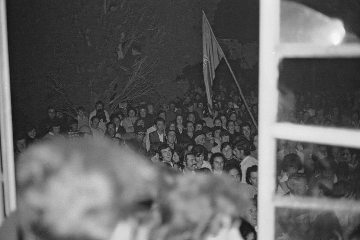 Na noite de 22 de Maio de 1975, uma multidão de pessoas concentrou-se no largo dos escritórios ocupados 