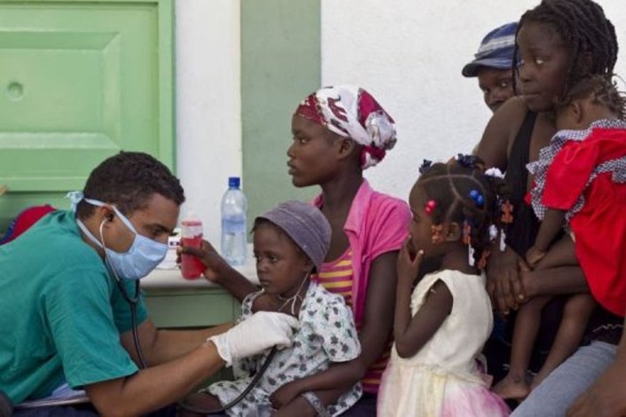 Médico cubano atende pacientes afectados pela cólera num hospital de L'Estère, no Haiti