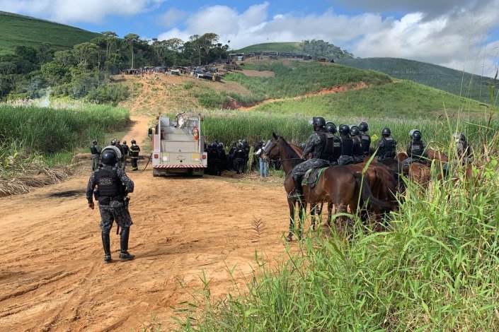 Cerca de 200 famílias sem-terra foram desalojadas em Amaraji, no Nordeste do Brasil, numa operação violenta que envolveu tropas de choque