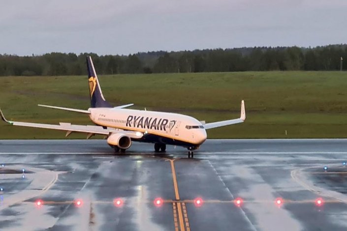 O avião do voo 4978 da Ryanair aterra no aeroporto de Vilnius, proveniente de Atenas, a 23 de Maio de 2021, depois de uma paragem em Minsk, Bielorrússia, durante a qual o oposicionista Roman Protasevich, que seguia a bordo, foi detido pelas autoridades bielorrussas