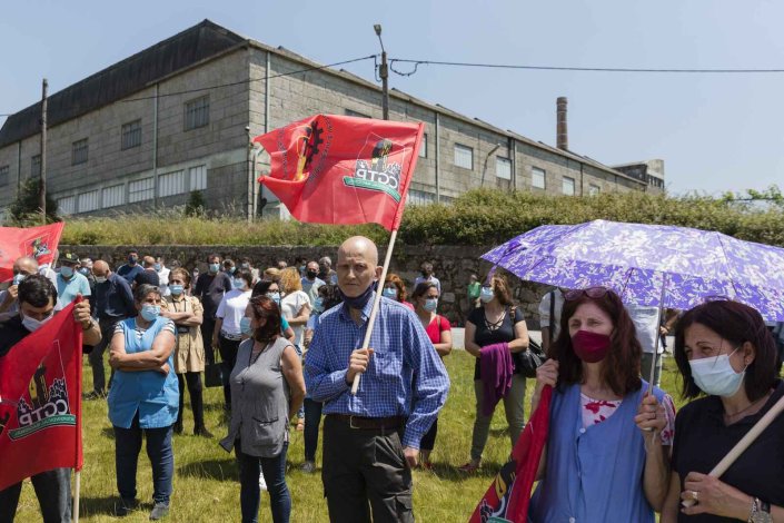 Trabalhadores da Coelima participam num plenário sindical no exterior das instalações da empresa em Guimarães, a 31 de Maio de 2021, em defesa dos seus postos de trabalho