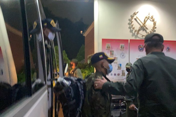 Imagem dos militares à chegada ao hospital do Fuerte Tiuna, em Caracas