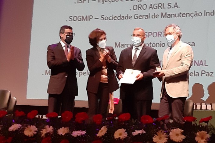 Carlos Almeida e o embaixador da Palestina em Portugal no momento da recepção da distinção pelo Município de Palmela, esta terça-feira