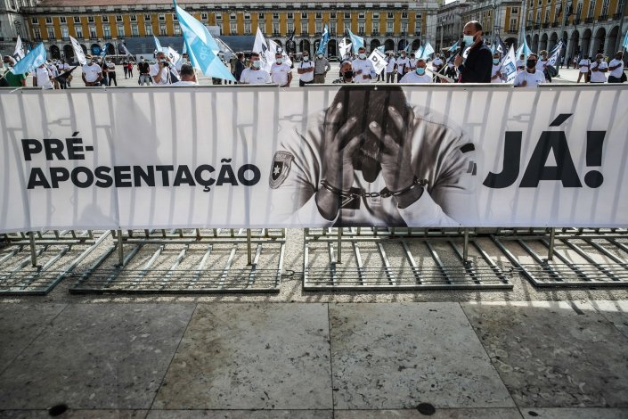 Polícias convocados pela Associação Sindical dos Profissionais da Polícia (ASPP/PSP) exigiram do Governo, em frente ao Ministério da Administração Interna, a assinatura do despacho que permitirá a pré-aposentação aos 60 anos. Lisboa, 2 de Junho de 2021