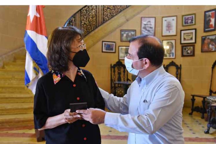 Fernando González, presidente do Instituto Cubano de Amizade com os Povos, entrega uma distinção à solidária norte-americana Gloria La Riva, actual coordenadora do Comité de Solidariedade com Cuba e Venezuela e ex-coordenadora do Comité Nacional pela Libertação dos Cinco nos EUA