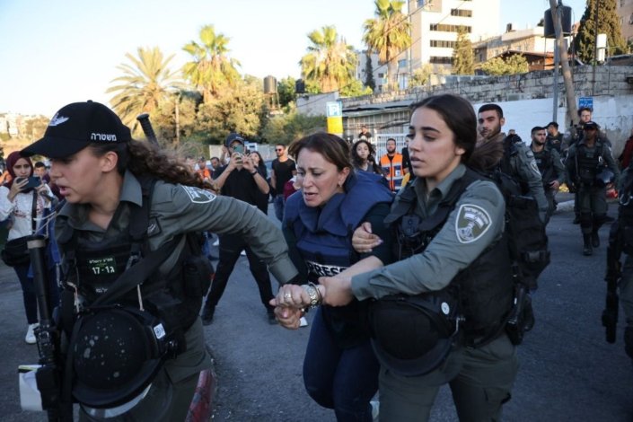 Momento da detenção da jornalista Givara Budeiri pela polícia israelita, quando cobria protestos no bairro de Sheik Jarrah, em Jerusalém Leste, a 5 de Junho de 2021